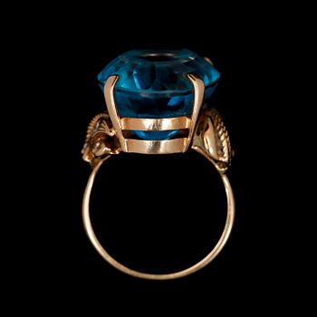 RING, 14k guld med blå topas samt mindre diamanter. Vikt tot 12,9 g.