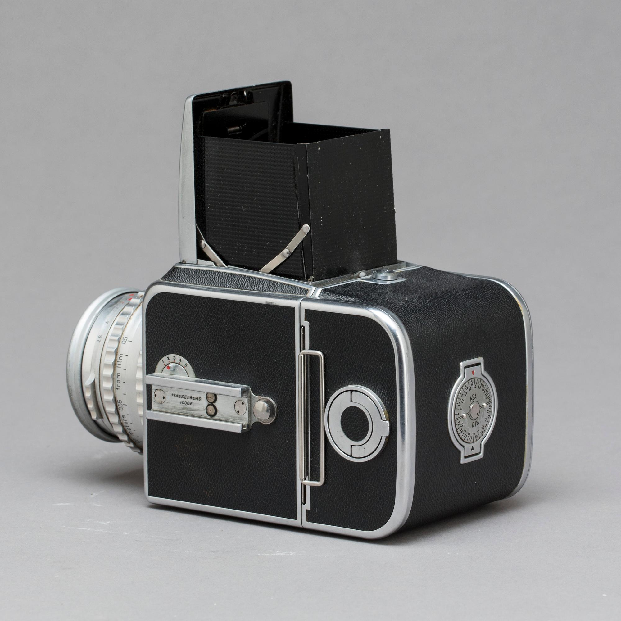 KAMERA Hasselblad 1000F samt objektiv Tessar 1:28 80 mm Zeiss-Opton nr 726939.