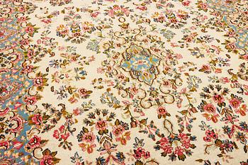 An antique Kirman carpet, a. 310 x 210 cm.