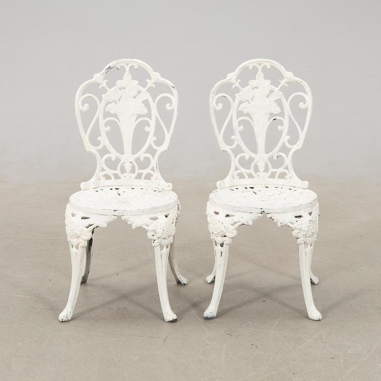 Garden table, Byarum late 20th century and chairs.