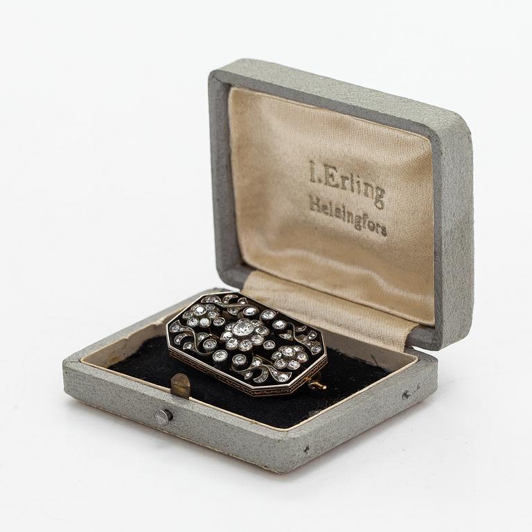 Brosch, 14K guld och gammal- och rosenslipade diamanter ca 4.00 ct totalt. S:t Petersburg 1908-1926.