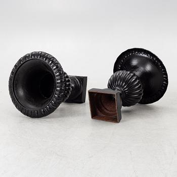 A pair of cast iron garden urns, 20th century.