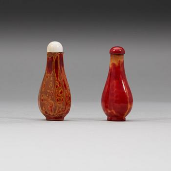 SNUSFLASKOR, två stycken, glas. Kina, tidigt 1900-tal.