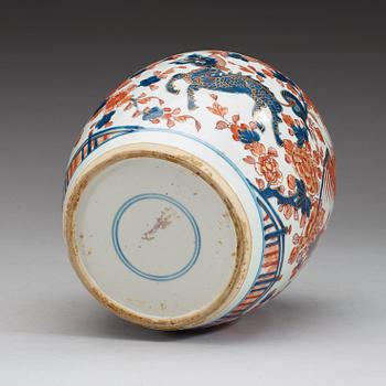 A imari jar, Qing dynasty Kangxi (1662-1722).