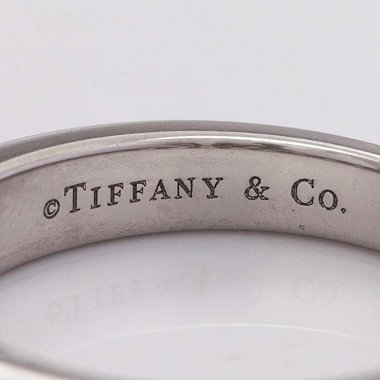 Tiffany & Co, ring, halvallians, "Tiffany Setting", platina och briljantslipade diamanter.