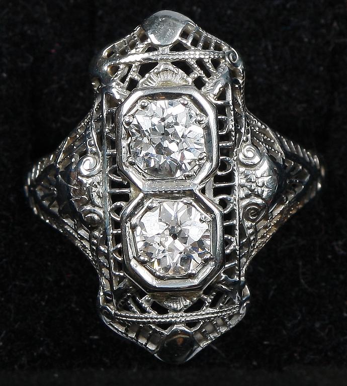 RING, 14k vitguld med två gammalslipade diamanter, tot. ca 0.60 ct.