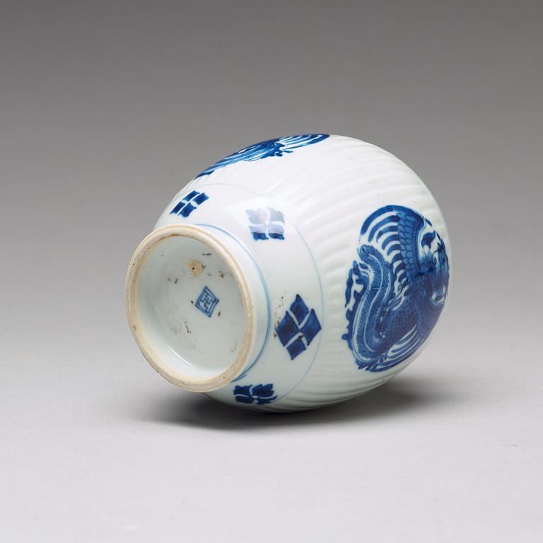 URNA, porslin. Qingdynastin, Kangxi (1662-1722).