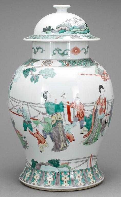 URNA MED LOCK, porslin, Kina, 1900-talet första del.