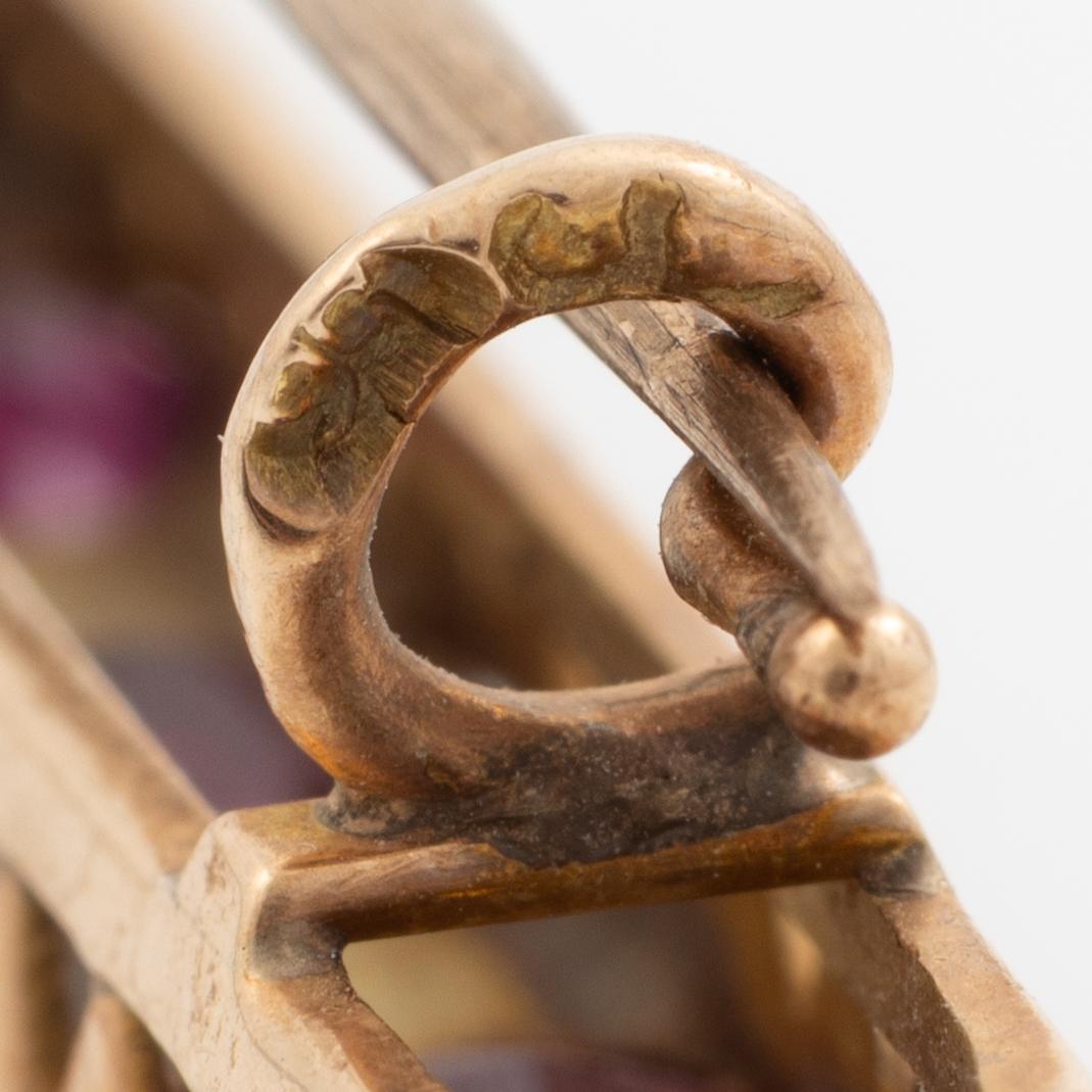 Brosch 14K guld med ovala fasettslipade granater och halvpärlor.
