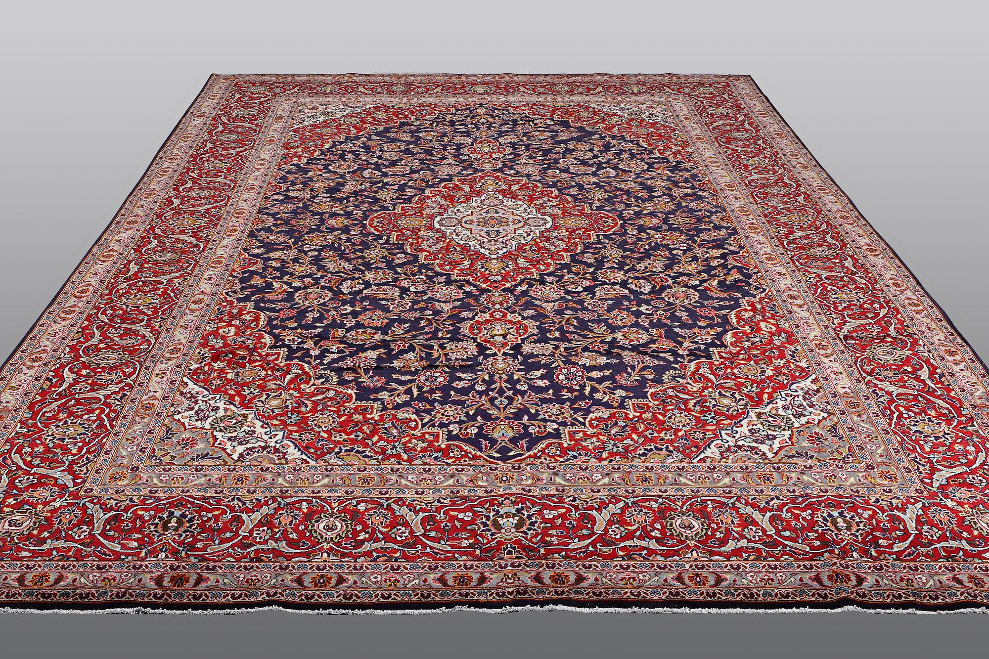 A carpet, Kashan, ca 420 x 292 cm.