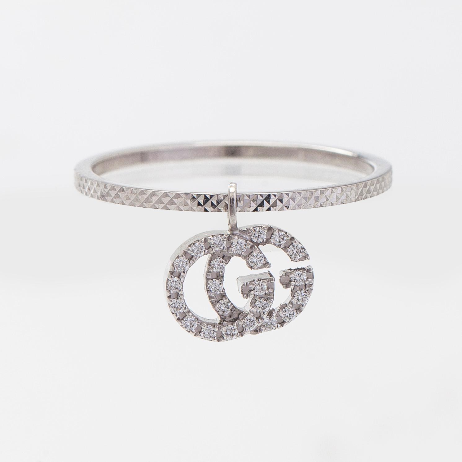 Gucci, sormus, "GG Running Charm", 18K valkokultaa ja timantteja.