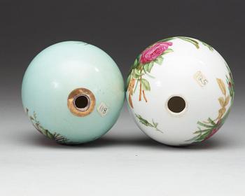 ÄGG, två stycken, porslin. Ryssland, 1800-tal.