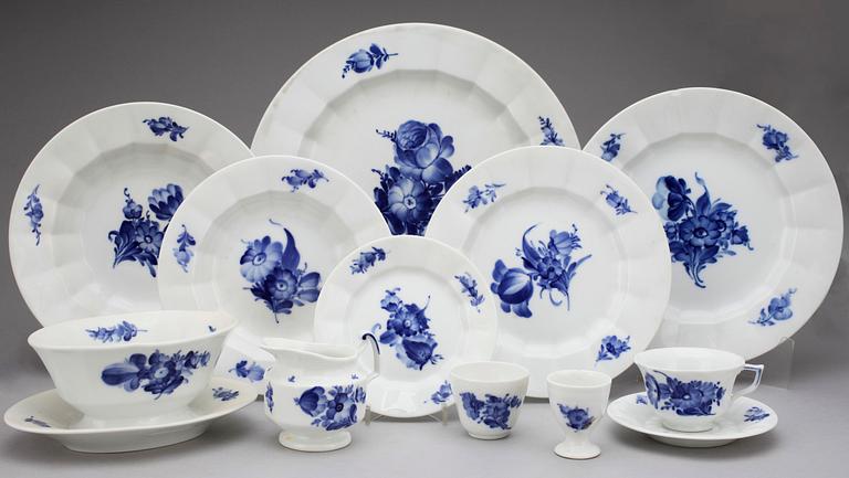 MAT samt KAFFESERVIS, porslin, 129 delar, "Blå blomst" , Royal Copenhagen, 1900-talets mitt.