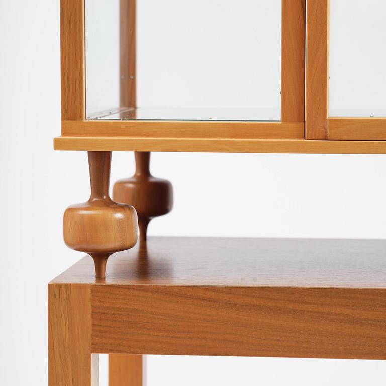 Josef Frank, a walnut showcase cabinet model "B 2077", Firma Svenskt Tenn.