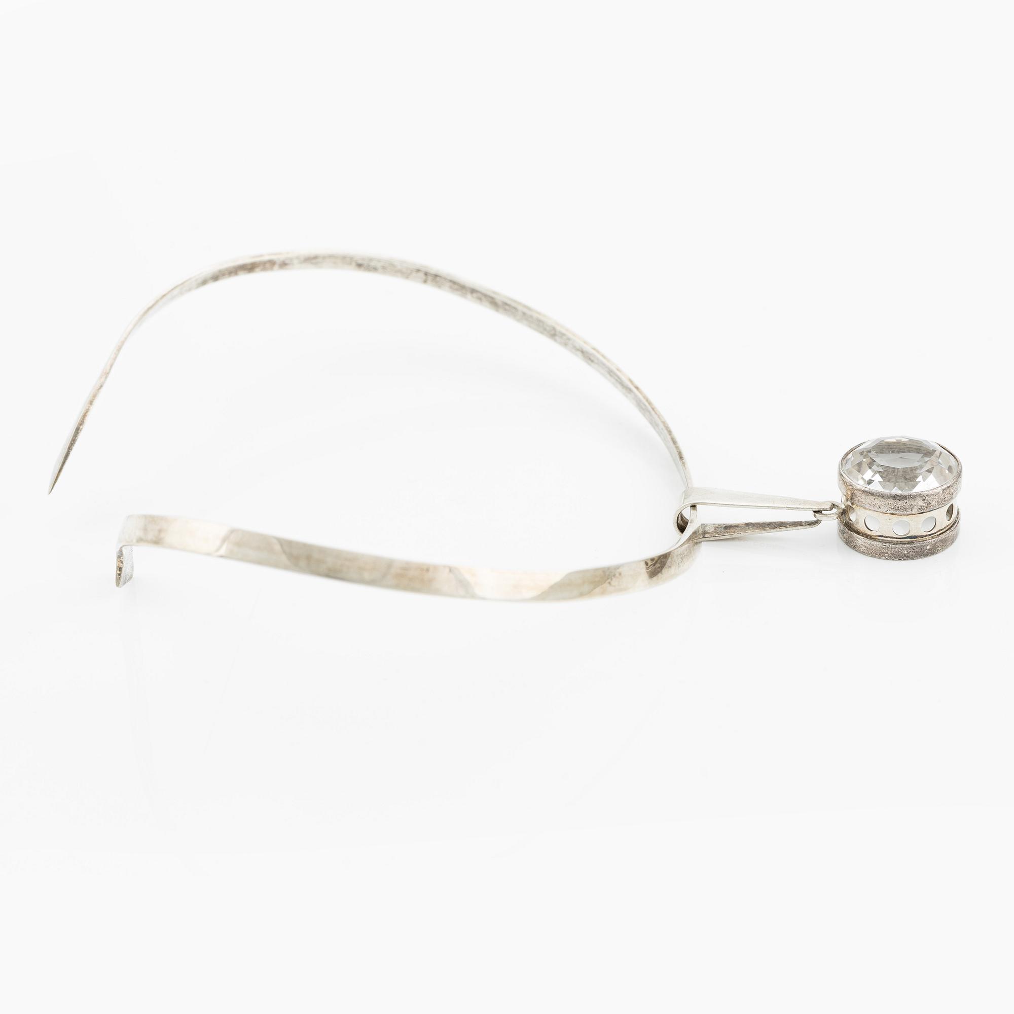 Isaac Cohen, collier, halsring med hänge, silver med bergkristall.
