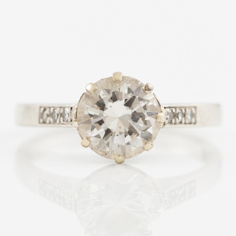 Ring in platinum with brilliant-cut diamond.