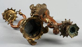 LJUSSTAKAR, ett par, brons, nyrokoko, omkring 1900.