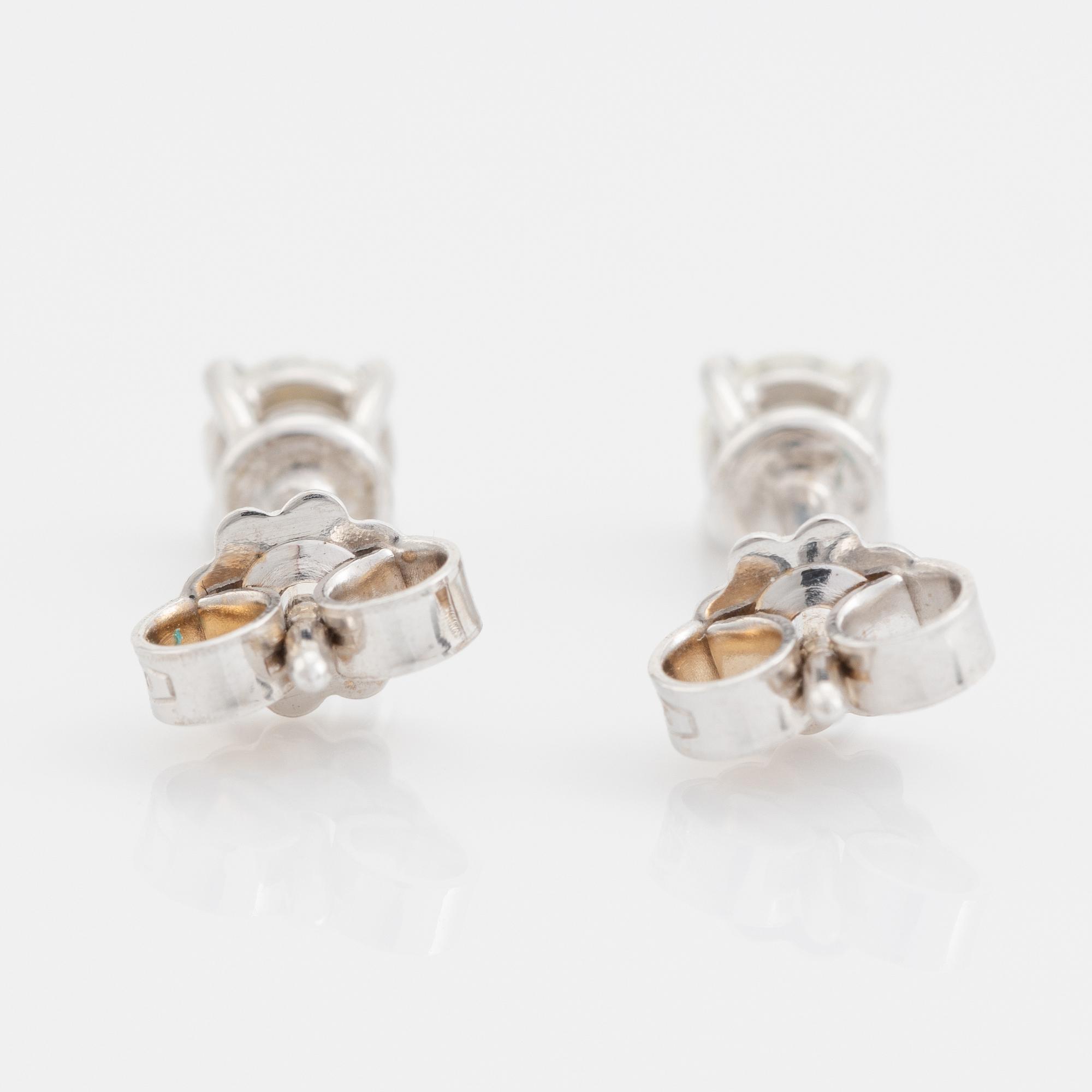 Örhängen med briljantslipade diamanter, totalt ca 0,48 ct.