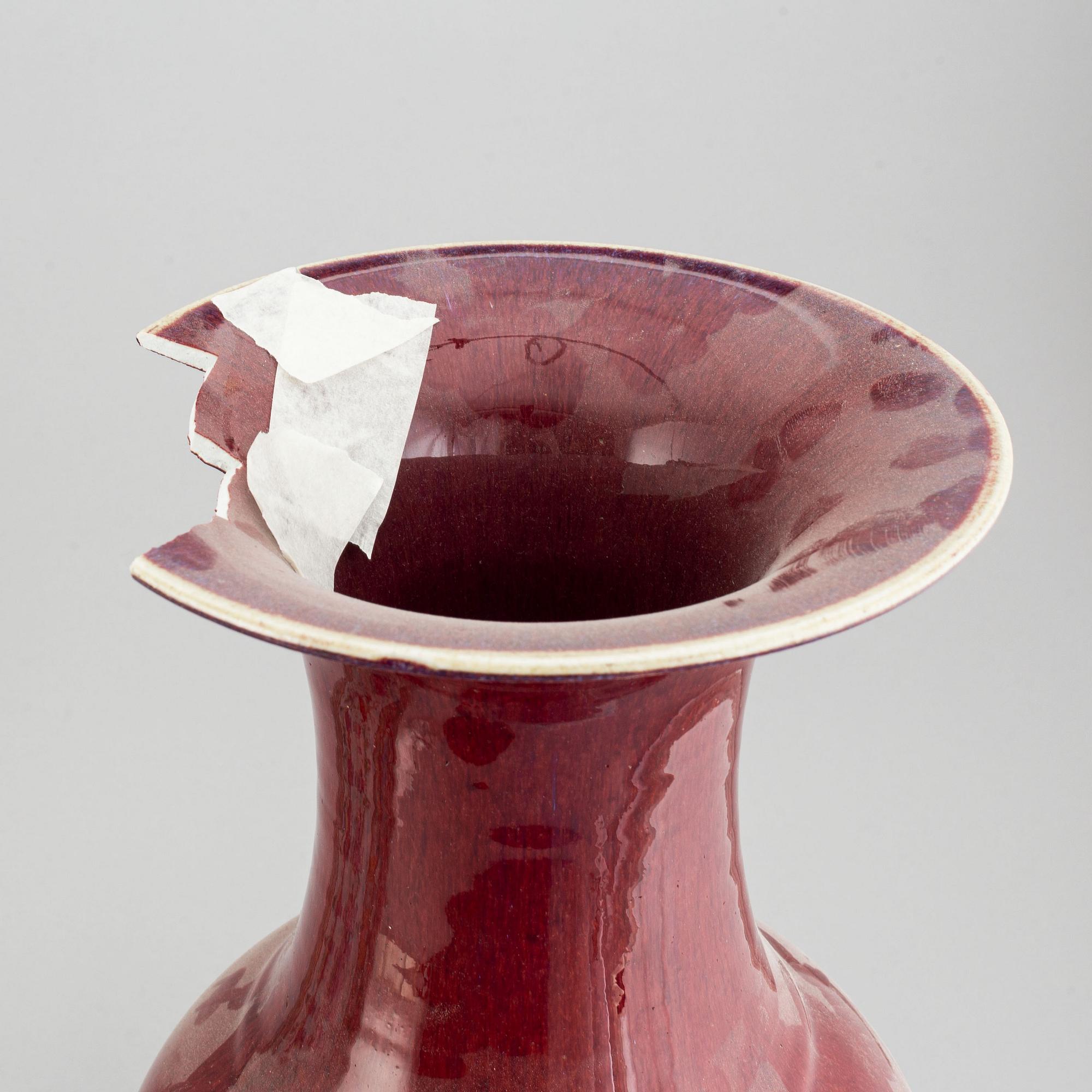 Two porcelain floor vases, Qing dynasty, 19th century.