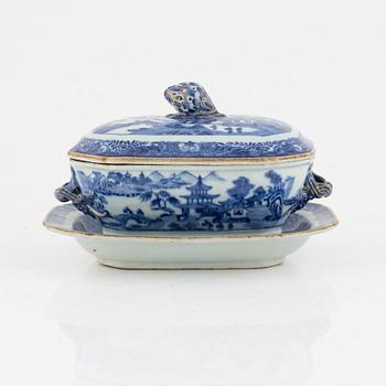 A Chinese export blue and white small tureen with cover and stand, Qingdynasty, Qianlong (1736-95).