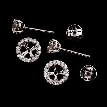 ÖRHÄNGEN, 1 par, 18 k vitguld, med briljanstlipade diamanter totalt 1.44 ct, avtagbar krans av diamanter totalt 0.45 ct.