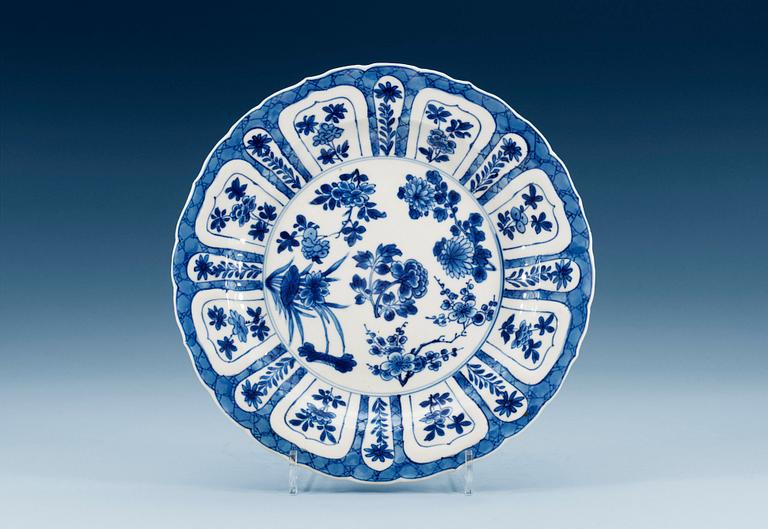 TALLRIKAR, fyra stycken, porslin. Qing dynastin med Kangxis sex karaktärers märke och period (1662-1722).