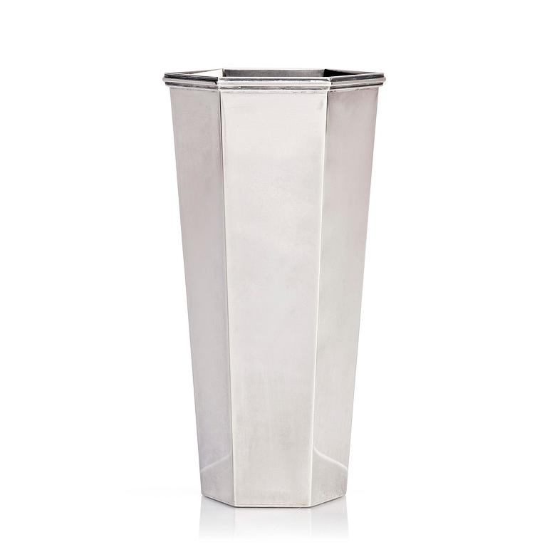 Wiwen Nilsson, a sterling silver vase, Lund 1943.