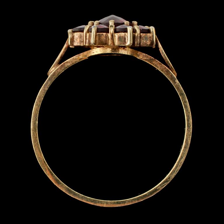 HALSBAND, ARMBAND, RING samt ÖRHÄNGEN, ett par, förgyllt silver med fasettslipade granater, tidigt 1900-tal.