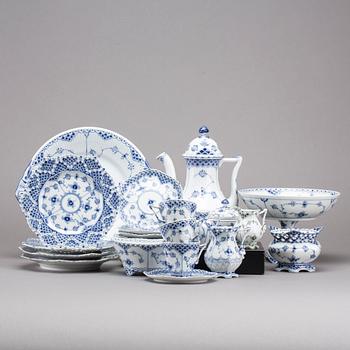 SERVISDELAR, Musselmalet, halvblond resp. helblond, Royal Copenhagen, ca 29 delar.