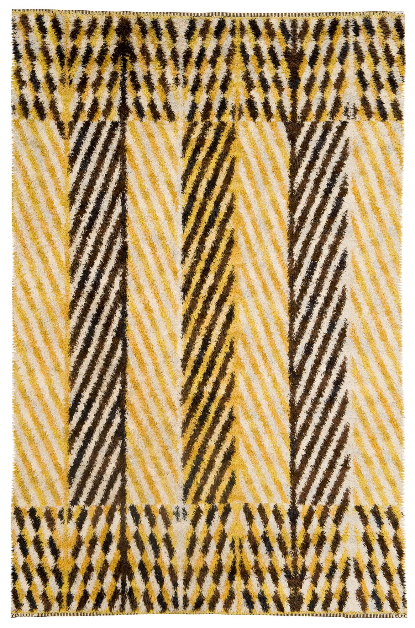 MATTA. "Solregn". Rya. 286 x 185,5 cm. Signerad AB MMF BN (AB Märta Måås-Fjetterström, Barbro Nilsson).