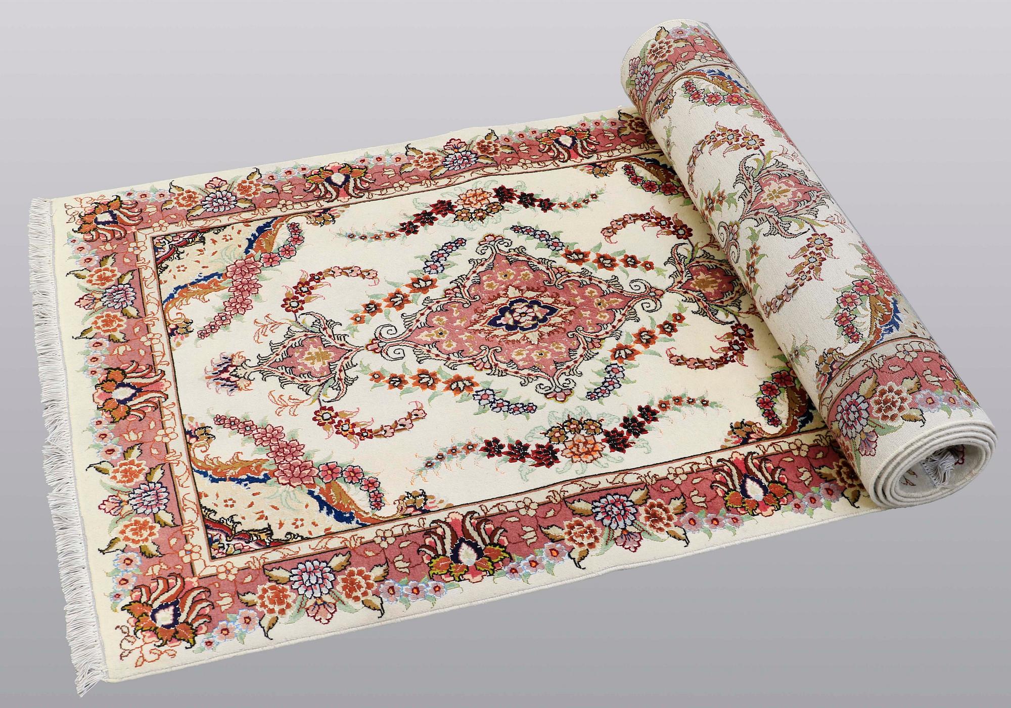 A runner carpet, Tabriz, part silk approx 50 radj, 307 x 85 cm.