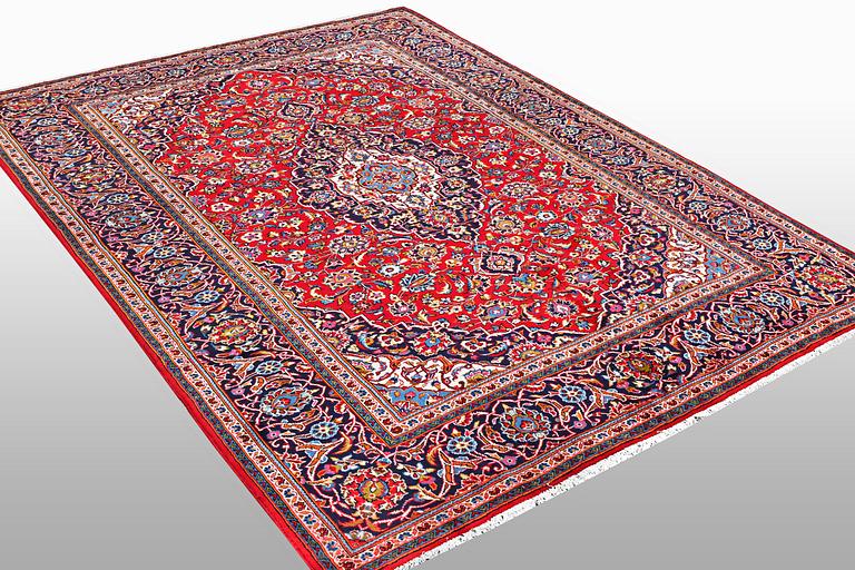 A carpet, Kashan, ca 354 x 251 cm.