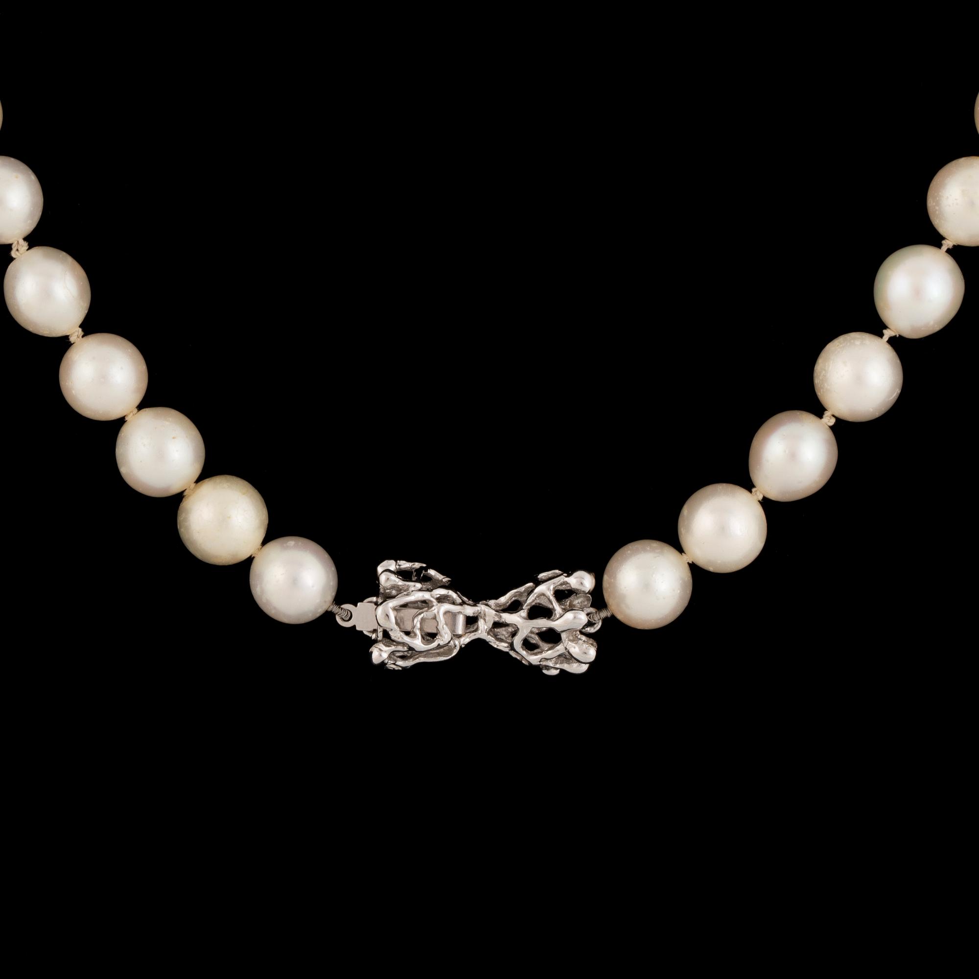 Cultured pearl necklace, clasp 18K white gold.