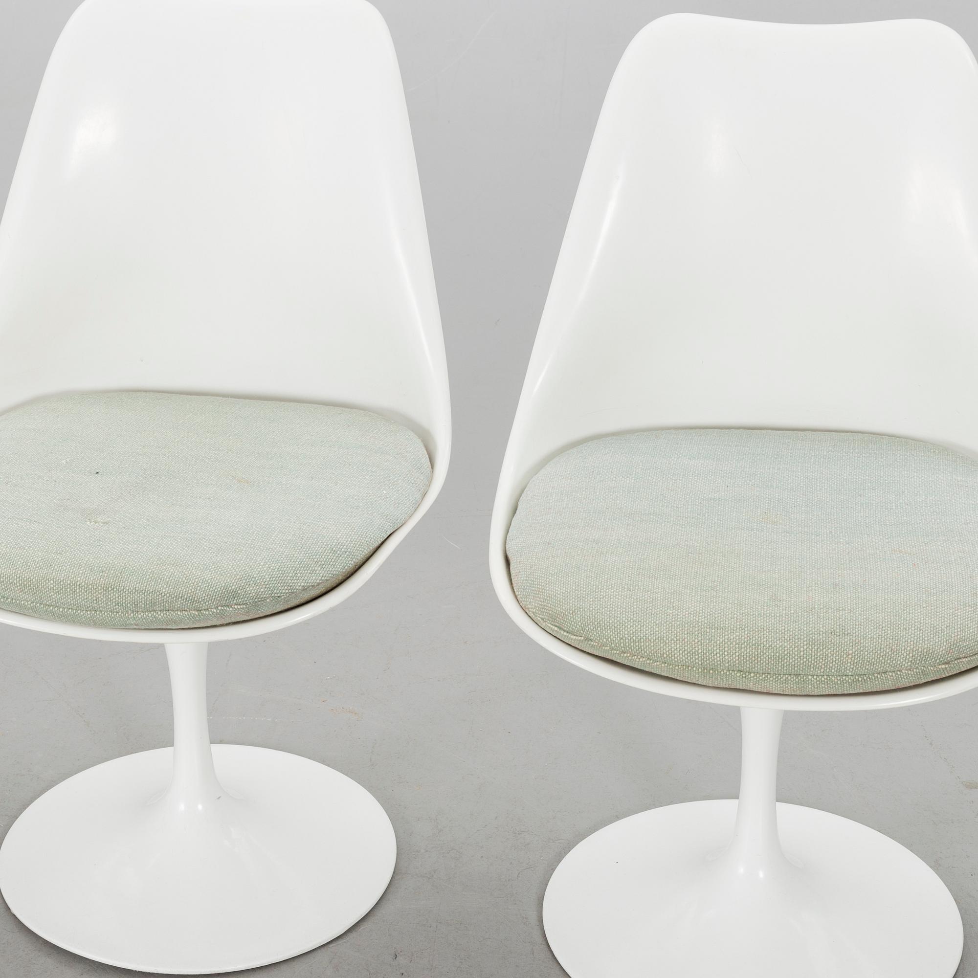 A SET OF 4 EERO SAARINEN "TULIP" CHAIRS.