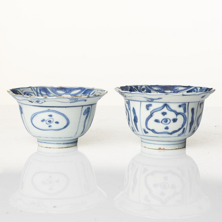 A group of four blue and white bowls, 17/18th century.