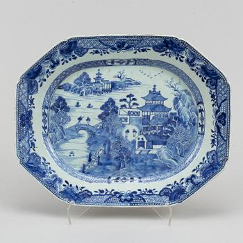 A blue and white export porcelain serving dish, Qing dynasty, Qianlong (1736-95).