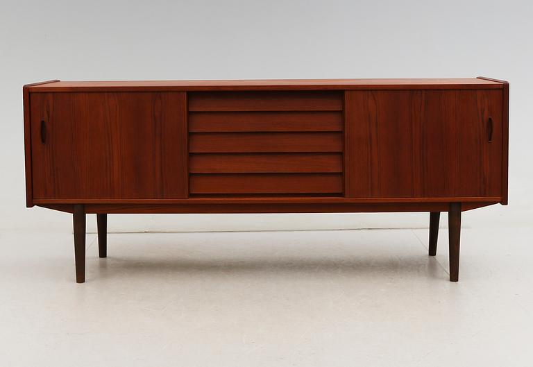 SIDEBOARD, "Trio", Nils Jonson, Troeds, Bjärnum, 1900-talets andra hälft.