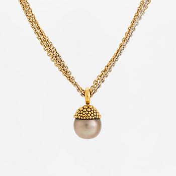 An 18K gold and cultured pearl necklace set with round brilliant-cut diamonds.