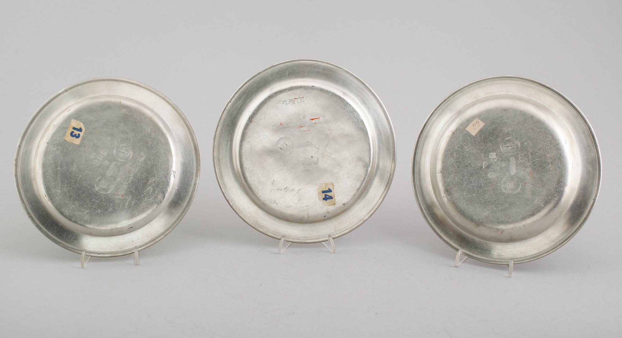 TALLRIKAR, 3 st, tenn, Nicolaus Justelius, Eksjö 1796.