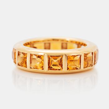 444. An 18K gold ring set with step-cut citrines.