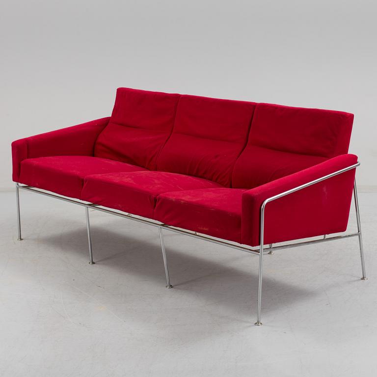 ARNE JACOBSEN, Soffa för Fritz Hansen, Köpenhamn, 1970-tal. Modellnummer 3304.