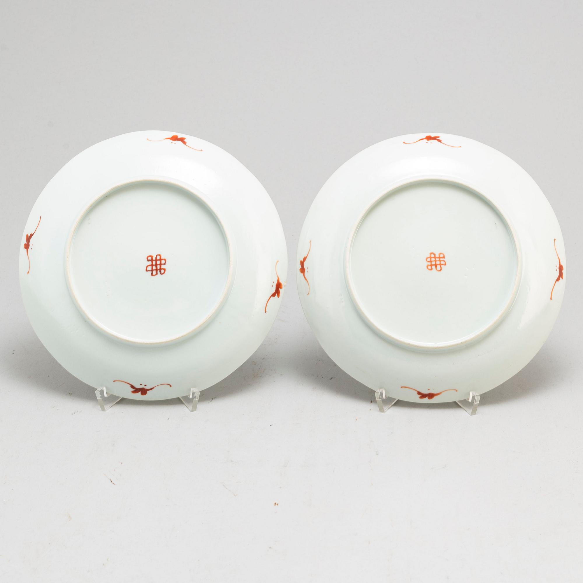 A pair of famille rose plates, late Qing dynasty.