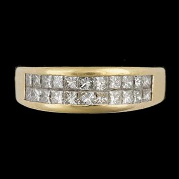 RING, 18k guld med princesslipade diamanter tot ca1,32ct. Vikt 7,8g.