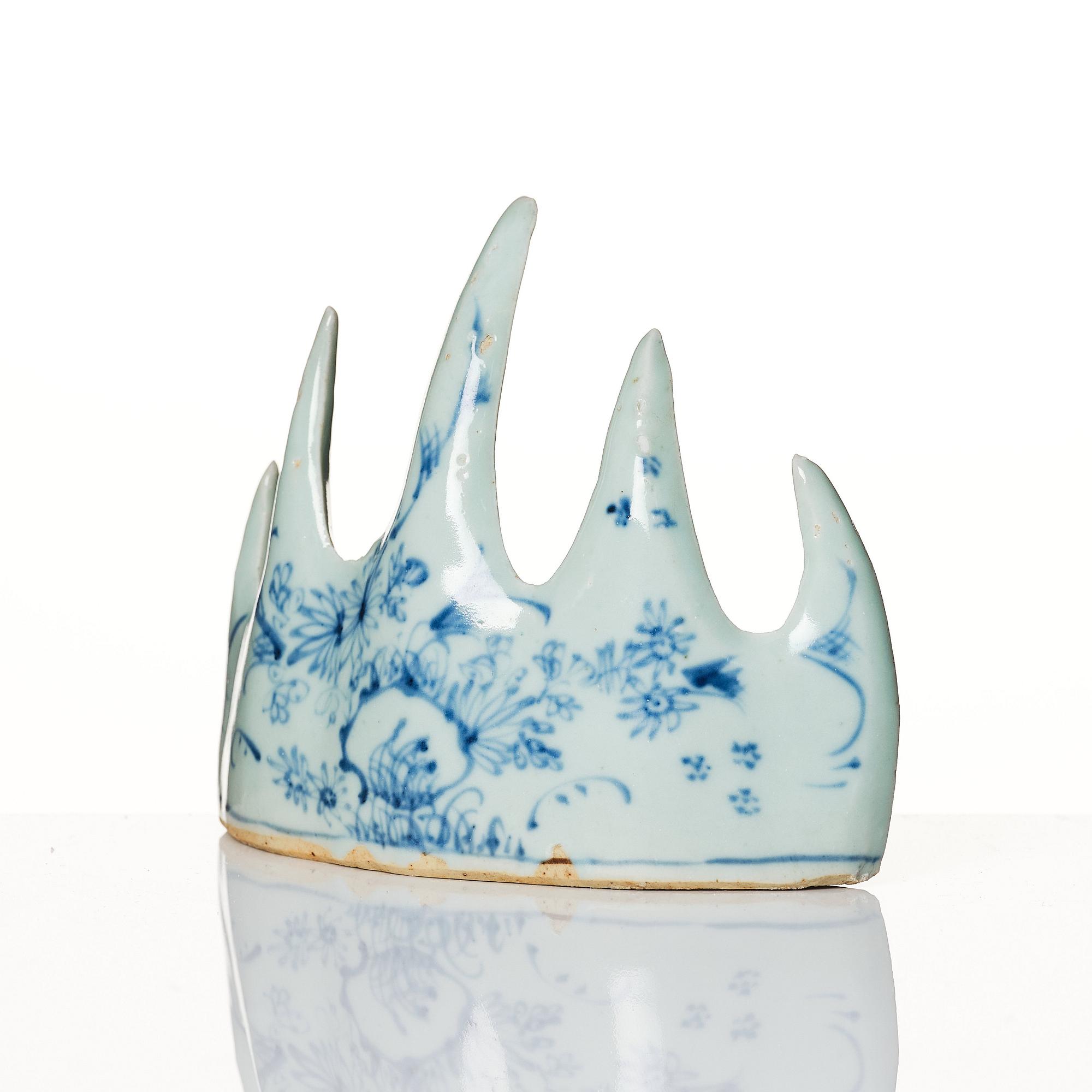 A blue and white Chinese brush stand, Qing dynasty, Kangxi (1662-1722).