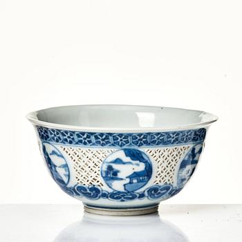 A blue and white bowl, Qing dynasty, Kangxi (1662-1722).