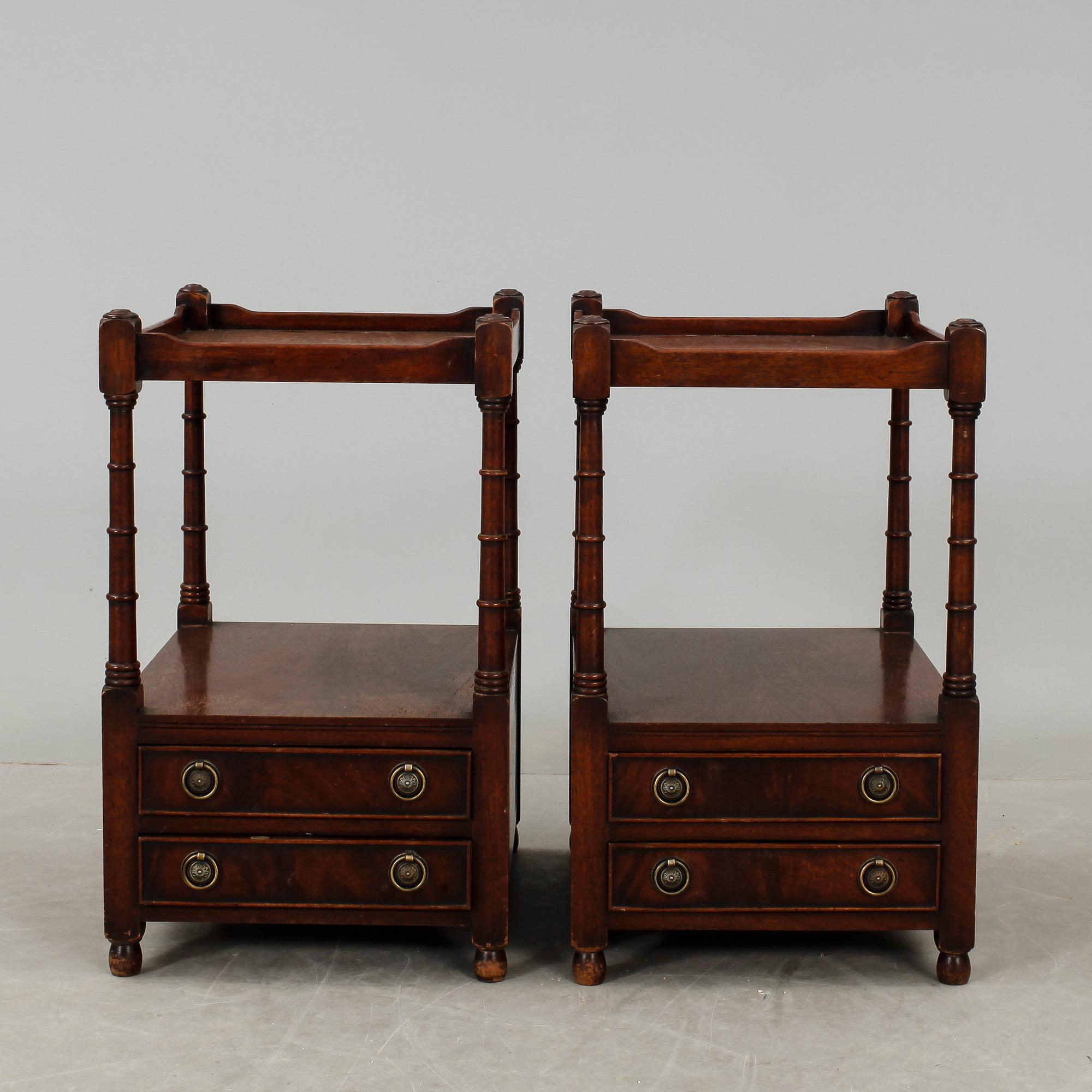 SÄNGBORD, ett par, engelsk stil, 1900-talets andra hälft.