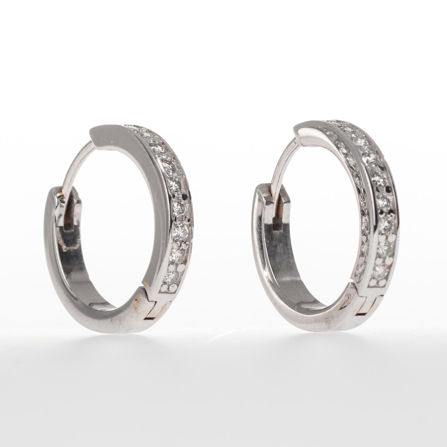 ÖRHÄNGEN, vitguld 14K med briljantslipade diamanter, totalt 0,40 ct. Vikt 5,5 g.