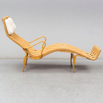 BRUNO MATHSSON, vilfåtölj, "Pernilla", Firma Karl Mathsson, Värnamo, 1980.