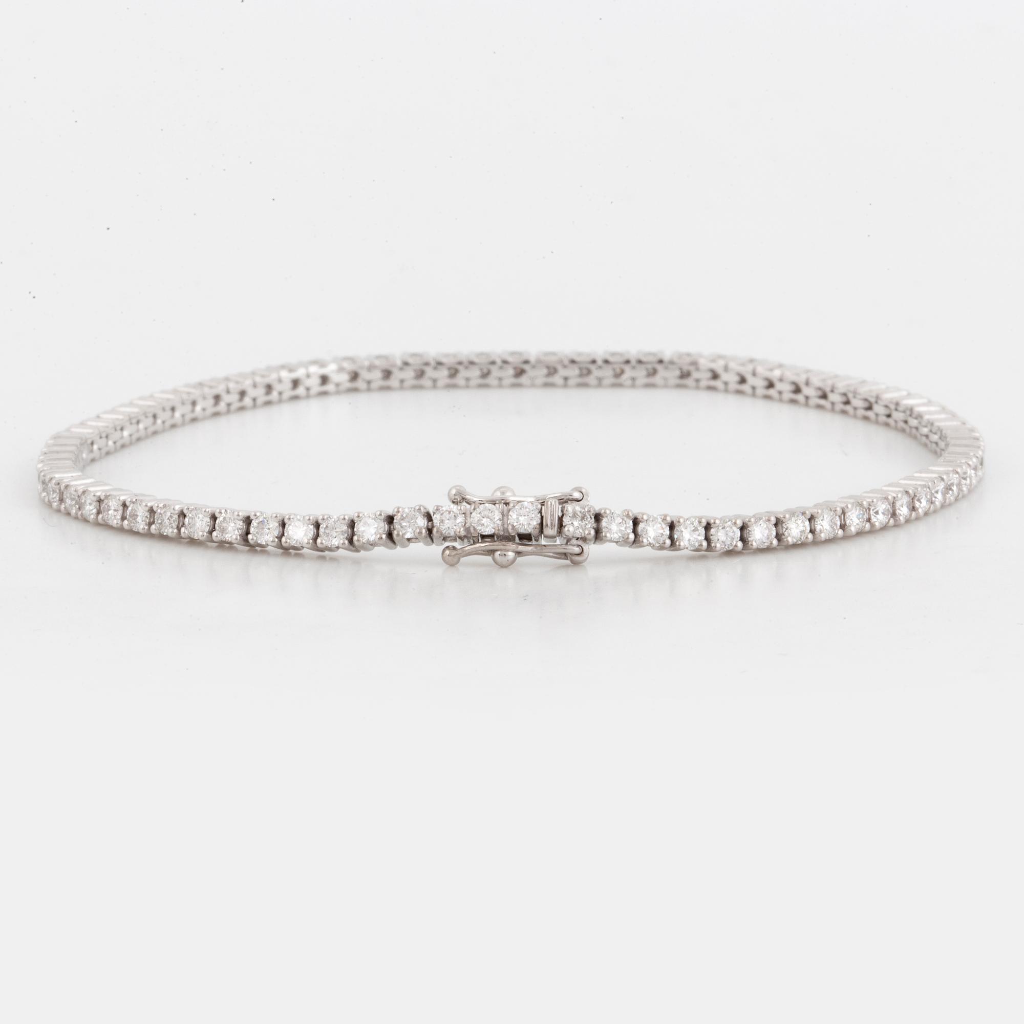 A circa 2,56 ct brilliant-cut diamond tennis bracelet.