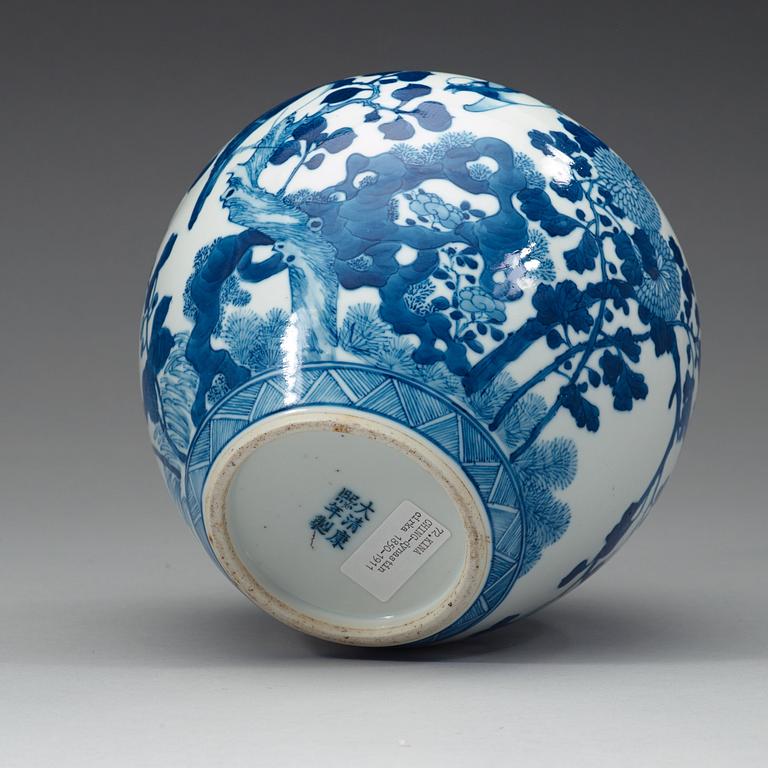 A blue and white pot, late Qing dynasty, circa 1900.